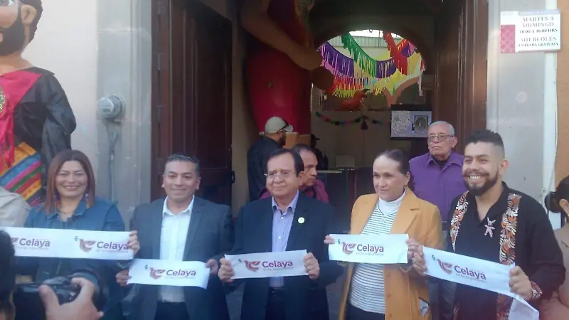 Corte del listón inaugural. 